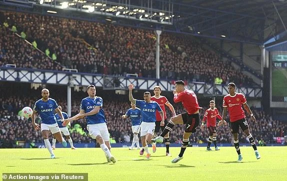 Ronaldo có cơ hội dứt điểm nhưng không thắng được Pickford. ẢNH: REUTERS