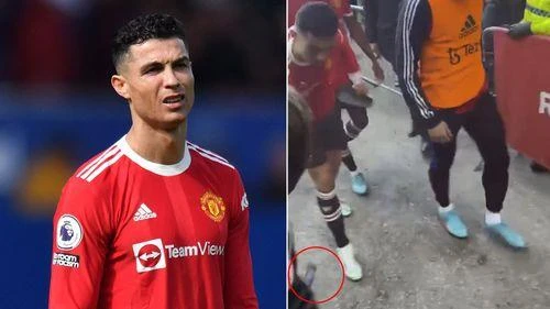 Ronaldo đập điện thoại của một fan nhí. ẢNH: MIRROR