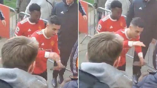 Hành động phản cảm của Ronaldo. ẢNH: MIRROR Hành động phản cảm của Ronaldo. ẢNH: MIRROR