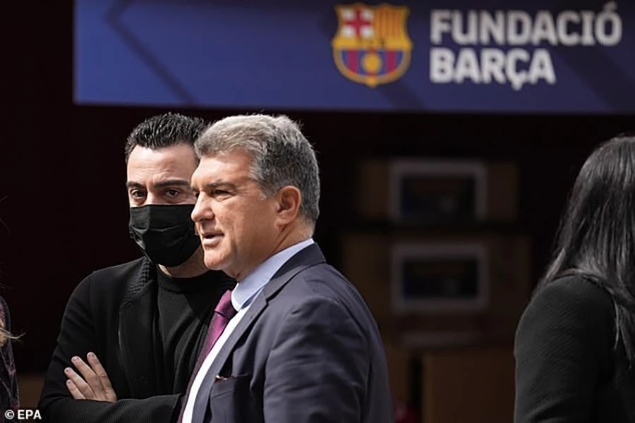Xavi và Joan Laporta không hiểu điều gì đang xảy ra trên sân Nou Camp. ẢNH: EPA Xavi và Joan Laporta không hiểu điều gì đang xảy ra trên sân Nou Camp. ẢNH: EPA