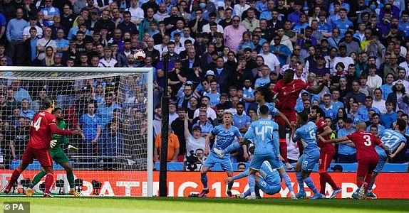 Konate đánh đầu mở tỉ số cho Liverpool. ẢNH: PA