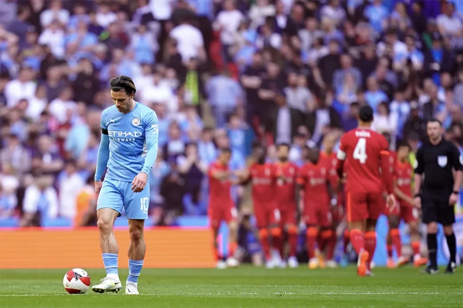 Man City tan tành giấc mơ ăn ba, còn Liverpool vẫn còn tràn đầy hi vọng ăn 4. ẢNH: SUN SPORTS