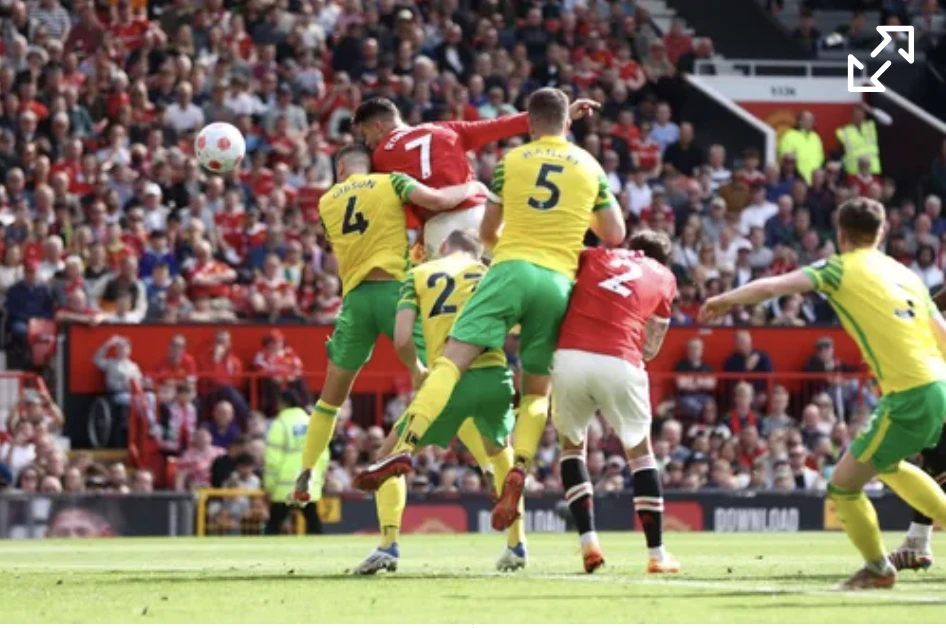 Ronaldo bật cao đánh đầu ghi bàn thứ hai cho MU. ẢNH: PREMIER LEAGUE