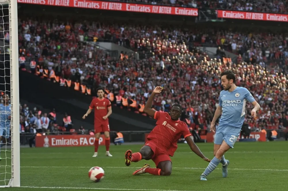 Silva rút ngắn tỉ số còn 2-3 cho Man City. ẢNH: SUN SPORTS