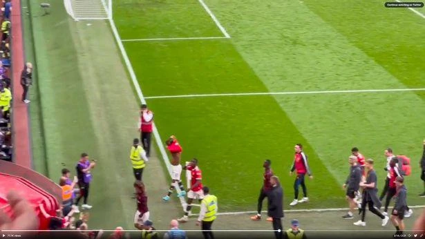 Pogba không ngại đáp trả tiếng la ó của người hâm mộ Man United trên sân Old Trafford. ẢNH: MIRROR