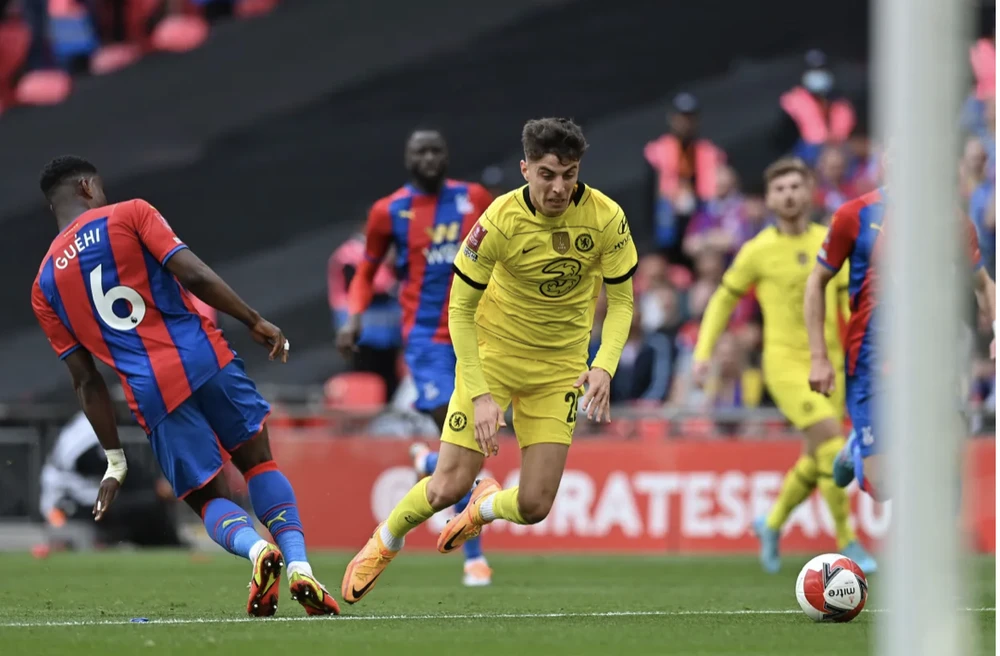 Kai Havertz ngã vờ trong vòng cấm. ẢNH: AFP