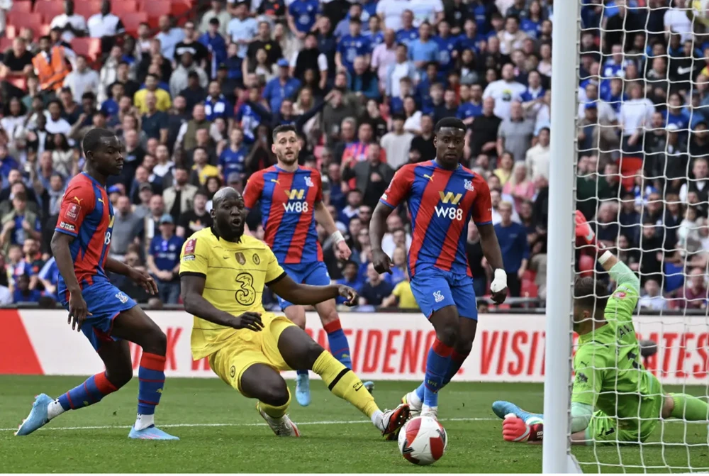 Lukaku dứt điểm đưa bóng chạm cột dọc. ẢNH: AFP