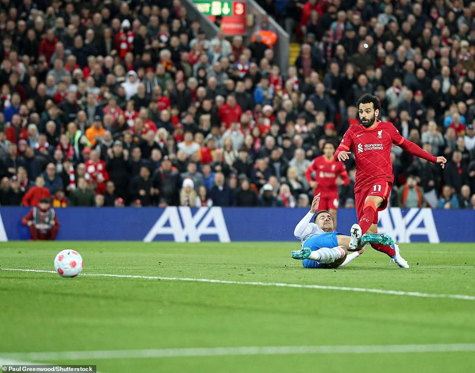 Nỗ lực của Dalot cũng không thể ngăn cản Salah ghi bàn thứ hai cho Liverpool. ẢNH: SHUTTERSTOCK