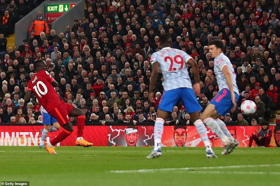 Mane đệm bóng 1 chạm vào lưới MU. ẢNH: GETTY