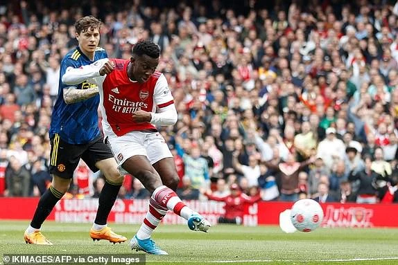 Nketiah ghi bàn thắng không được công nhận. ẢNH: GETTY VAR vào cuộc từ chối bàn thắng nhưng cho Arsenal hưởng 11m. ẢNH: REUTERS Saka ghi bàn trên chấm 11m. ẢNH: SUN SPORTS