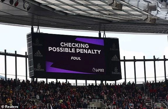 VAR vào cuộc từ chối bàn thắng nhưng cho Arsenal hưởng 11m. ẢNH: REUTERS Saka ghi bàn trên chấm 11m. ẢNH: SUN SPORTS