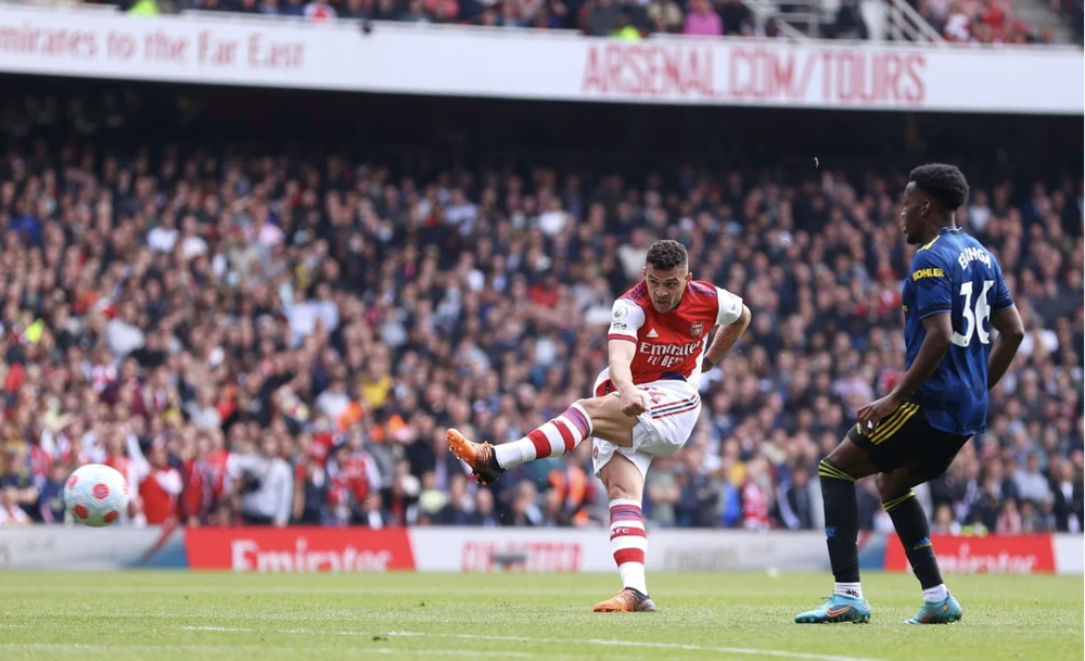 Xhaka tung cú sút xa ghi bàn giết chết hi vọng ngược dòng của MU. ẢNH: SUN SPORTS