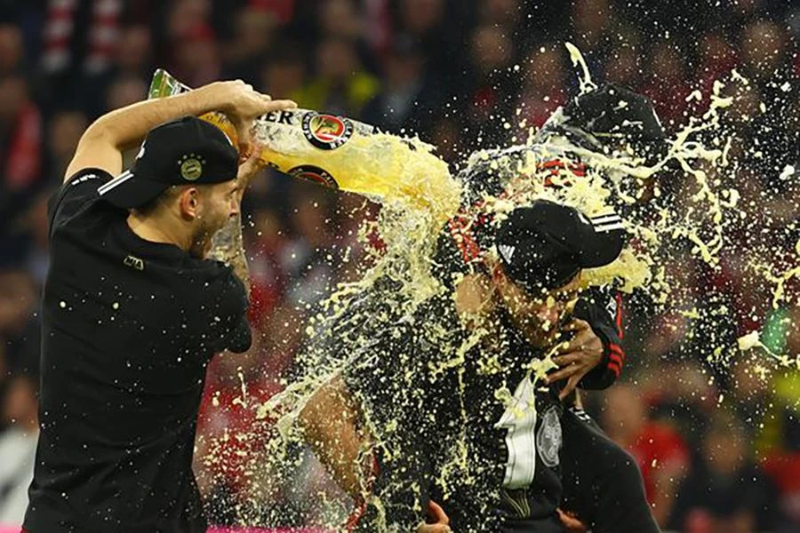 Bayern Munich ăn mừng chức vô địch Bundesliga. ẢNH: REUTERS