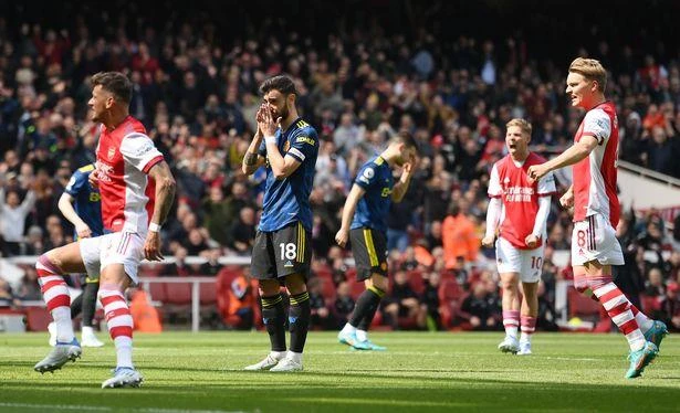 Bruno Fernandes ôm mặt tiếc nuối khi đá hỏng 11m. ẢNH: GETTY