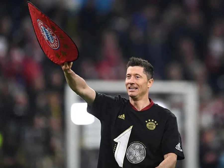 Lewandowski liên tục được ăn mừng chức vô địch Bundesliga. ẢNH: REUTERS