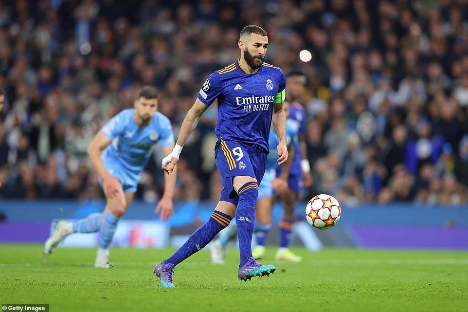 Benzema tự tin ghi bàn bằng cú sút panenka. ẢNH: GETTY