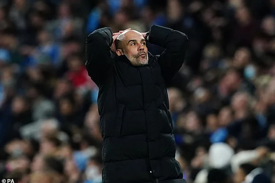 Pep Guardiola thường xuyên ôm đầu tiếc nuối vì những cơ hội bỏ lỡ của Man City. ẢNH: PA
