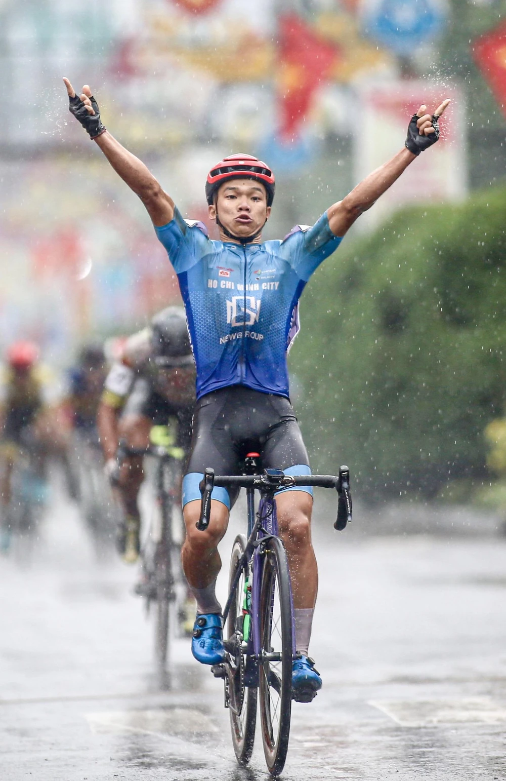 Tay đua Nguyễn Văn Bình ăn mừng chiến thắng đầu sự nghiệp tại Cúp Truyền Hình. ẢNH: PHẠM HUY