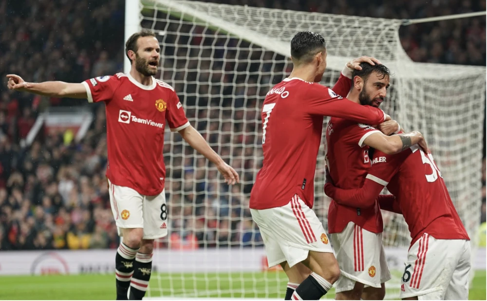 Các cầu thủ MU ăn mừng bàn thắng mở tỉ số của Bruno Fernandes. ẢNH: SUN SPORTS Các cầu thủ MU ăn mừng bàn thắng mở tỉ số của Bruno Fernandes. ẢNH: SUN SPORTS