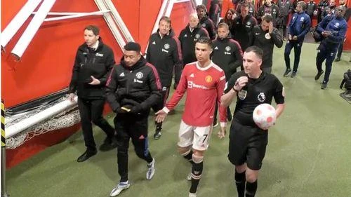 Ronaldo phàn nàn với trọng tài trong đường hầm trên về tình huống không thổi phạt 11m cho MU trong hiệp 1. ẢNH: SKY SPORTS