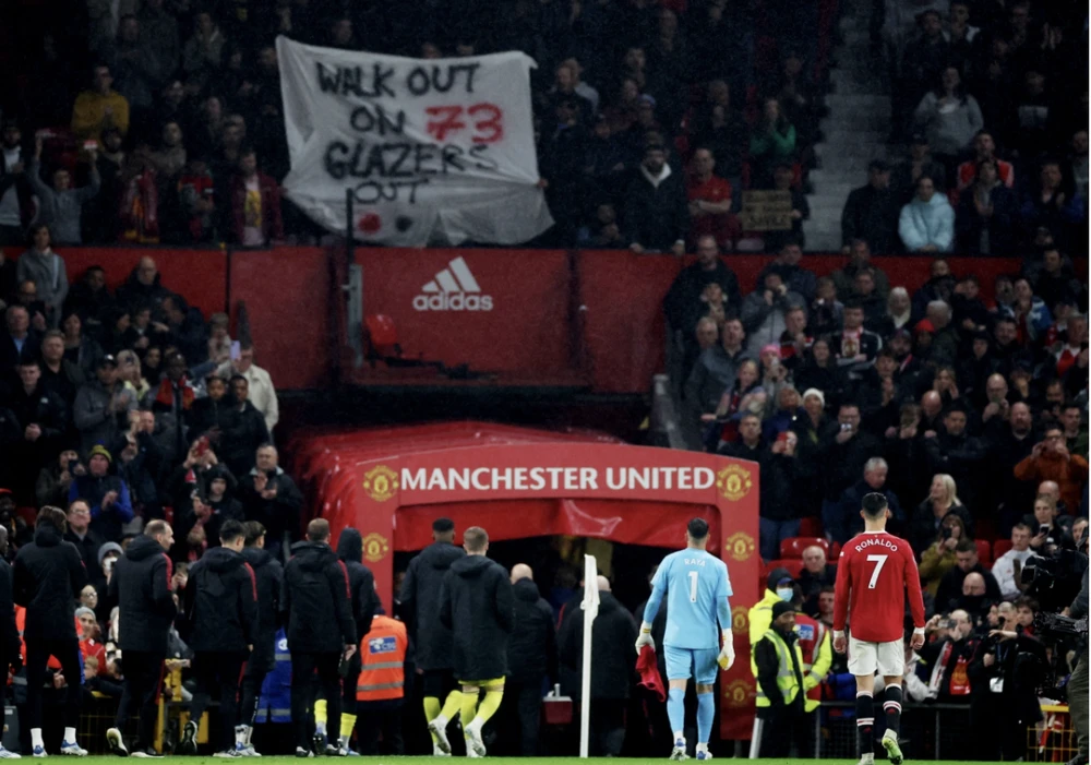 Fan MU giăng biểu ngữ kêu gọi mọi người rời sân ở phút 73, 17 phút trước khi trận đấu kết thúc nhằm gây áp lực buộc nhà Glazer ra đi. ẢNH: SUN SPORTS Fan MU giăng biểu ngữ kêu gọi mọi người rời sân ở phút 73, 17 phút trước khi trận đấu kết thúc nhằm gây áp lực buộc nhà Glazer ra đi. ẢNH: SUN SPORTS
