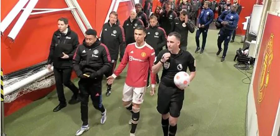 Ronaldo phàn nàn với trọng tài về tình huống không thổi 11m. ẢNH: SKY SPORTS Ronaldo phàn nàn với trọng tài về tình huống không thổi 11m. ẢNH: SKY SPORTS