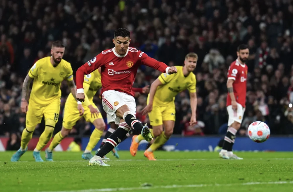 Ronaldo ghi bàn trên chấm 11m nâng tỉ số lên 2-0 cho MU. ẢNH: SUN SPORTS Ronaldo ghi bàn trên chấm 11m nâng tỉ số lên 2-0 cho MU. ẢNH: SUN SPORTS