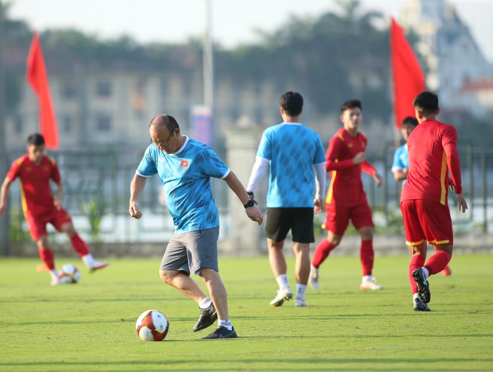 Thầy Park cũng ra sân... tập luyện. ẢNH: ANH PHƯƠNG