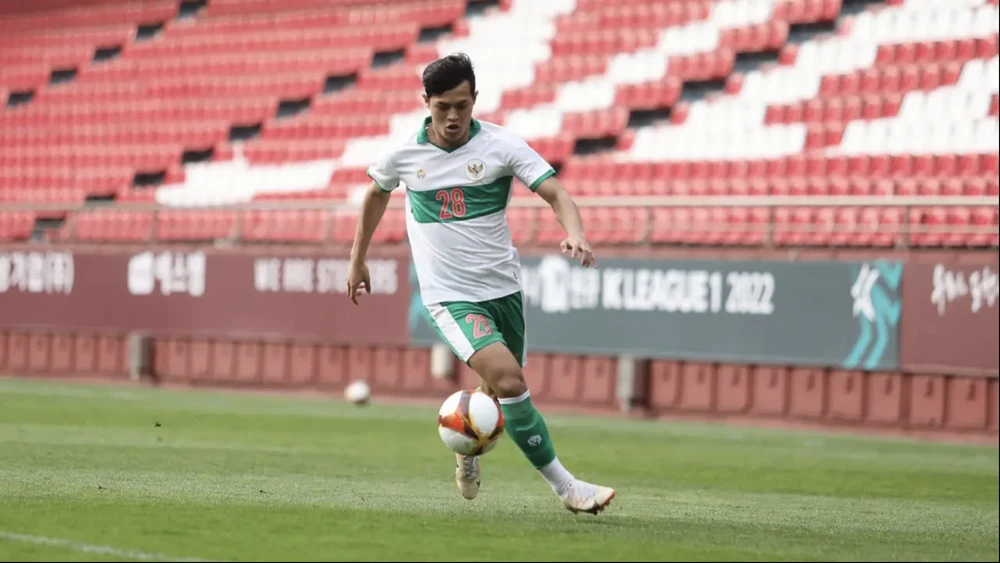 Alfeandra Dewangga đang là trụ cột ở tuyển Indonesia dù mới 20 tuổi. ẢNH: BOLA