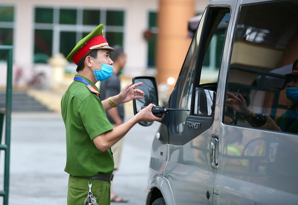 Lực lượng cảnh sát điều tiết giao thông và làm nhiệm vụ kiểm soát bên ngoài sân.