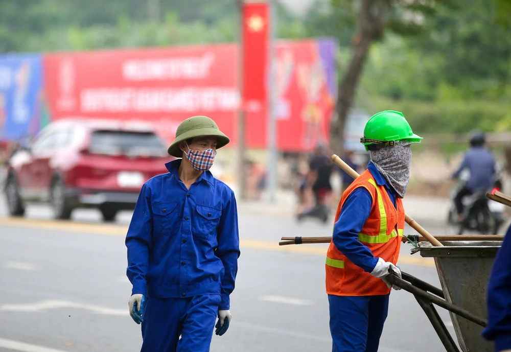 Các công nhân vệ sinh dọn dẹp trước sân Việt Trì