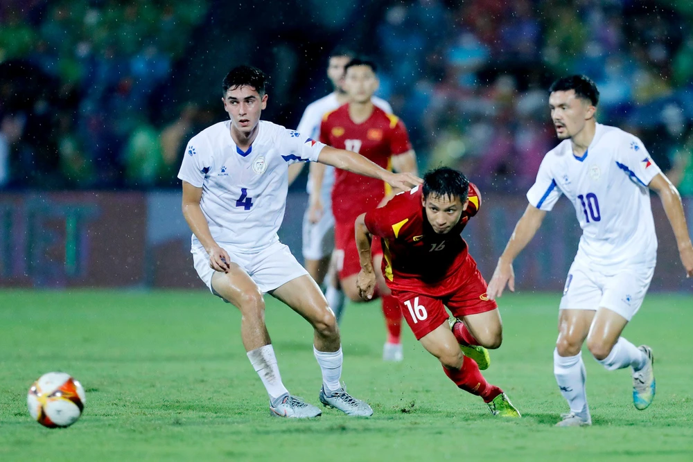 Hùng Dũng bị cầu thủ Philippines theo kèm rất sát. ẢNH: ANH PHƯƠNG