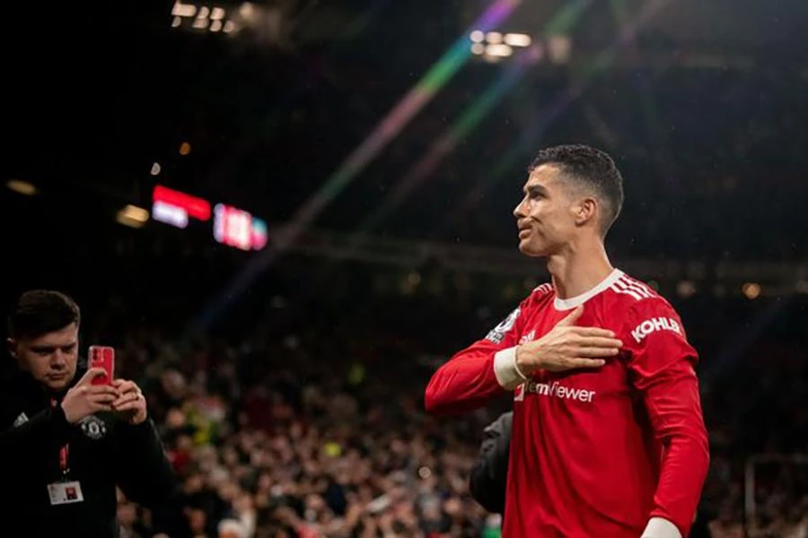 Ronaldo đặt tay lên logo MU trong trận thắng Brentford 3-0. ẢNH: GETTY