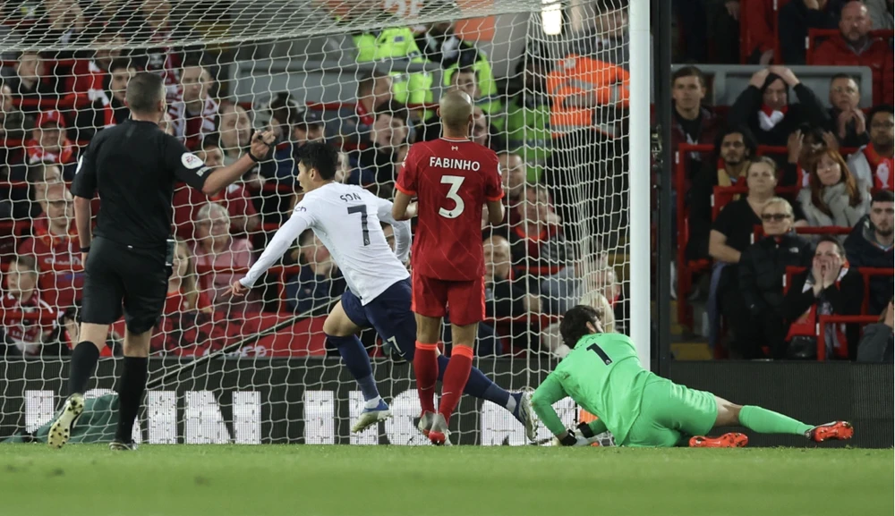Son Heung-min ghi bàn mở tỉ số 1-0 cho Tottenham. ẢNH: REUTERS