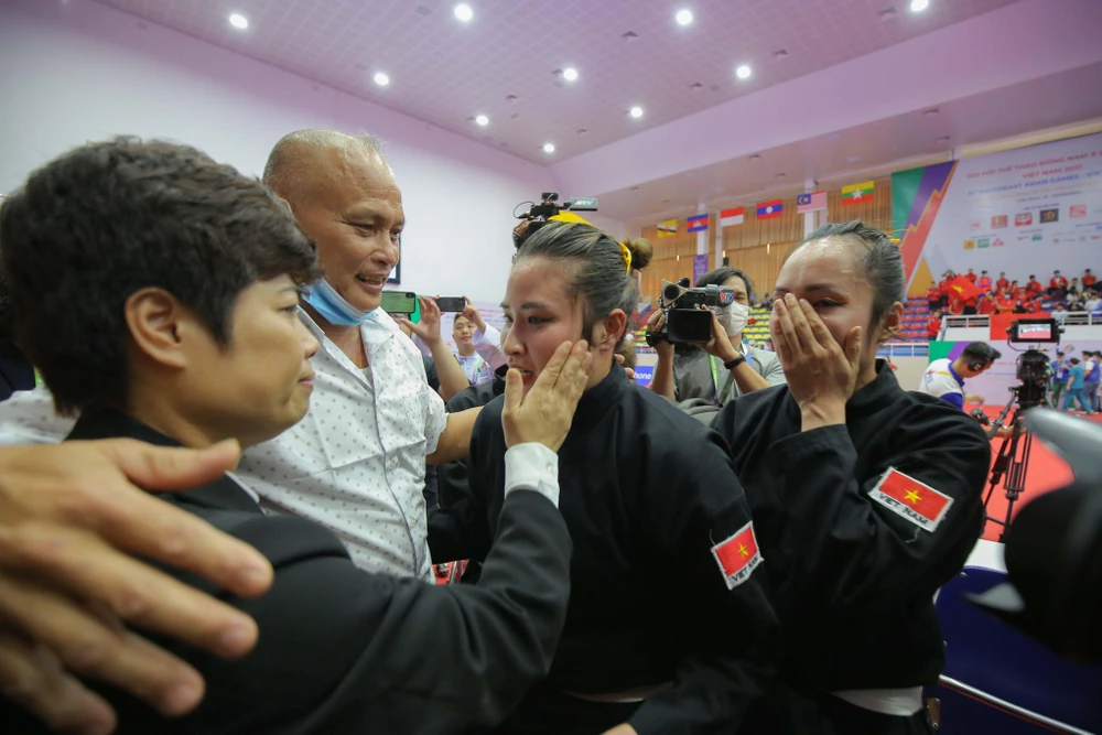 Các VĐV Việt Nam không kìm được xúc động sau khi giành HCV. ẢNH: ANH PHƯƠNG