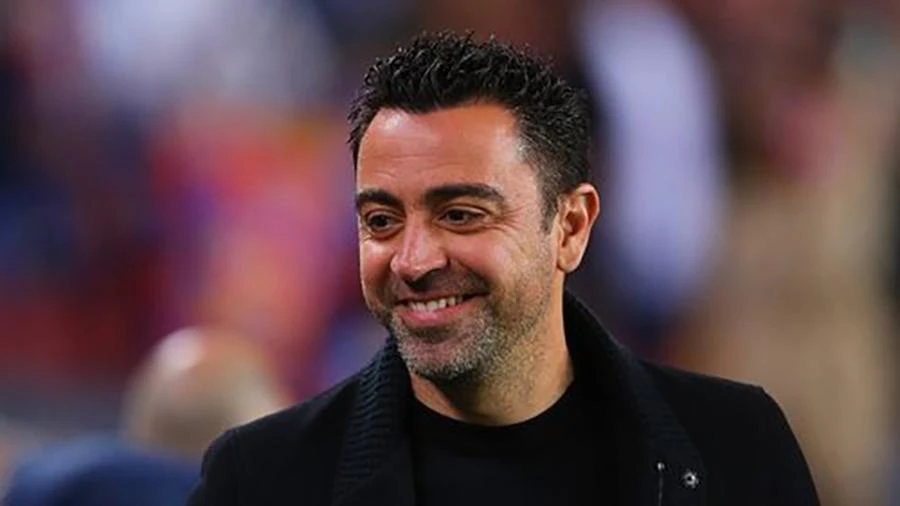 Xavi vui vẻ thông báo cậu học trò Araujo đã tỉnh táo và không gặp vấn đề gì nghiêm trọng. ẢNH: MIRROR