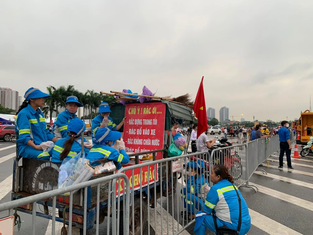 Lực lượng làm nhiệm vụ "làm sạch" khu vực sân Mỹ Đình. ẢNH: ANH PHƯƠNG Lực lượng làm nhiệm vụ "làm sạch" khu vực sân Mỹ Đình. ẢNH: ANH PHƯƠNG