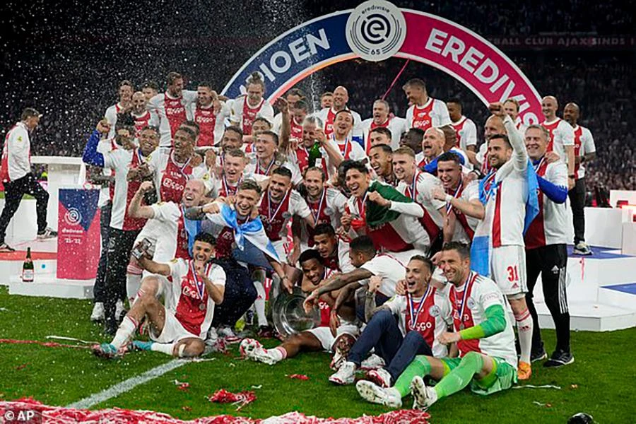 Các cầu thủ Ajax phấn khích trong lễ trao chức vô địch Eredivisie 2021 - 2022 trên sân nhà Johan Cruyff Arena. ẢNH: AP Các cầu thủ Ajax phấn khích trong lễ trao chức vô địch Eredivisie 2021 - 2022 trên sân nhà Johan Cruyff Arena. ẢNH: AP
