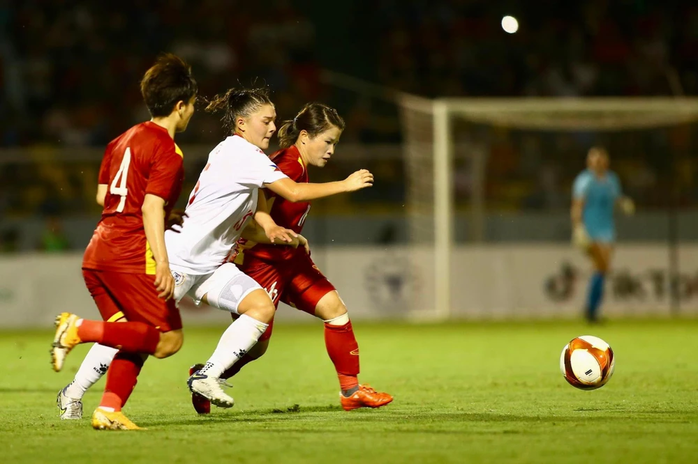 Nữ Việt Nam chơi trên sân trước Philippines trong phần lớn thời gian của trận đấu, ngoại trừ khoảng thời gian đầu trận. ẢNH: ANH PHƯƠNG