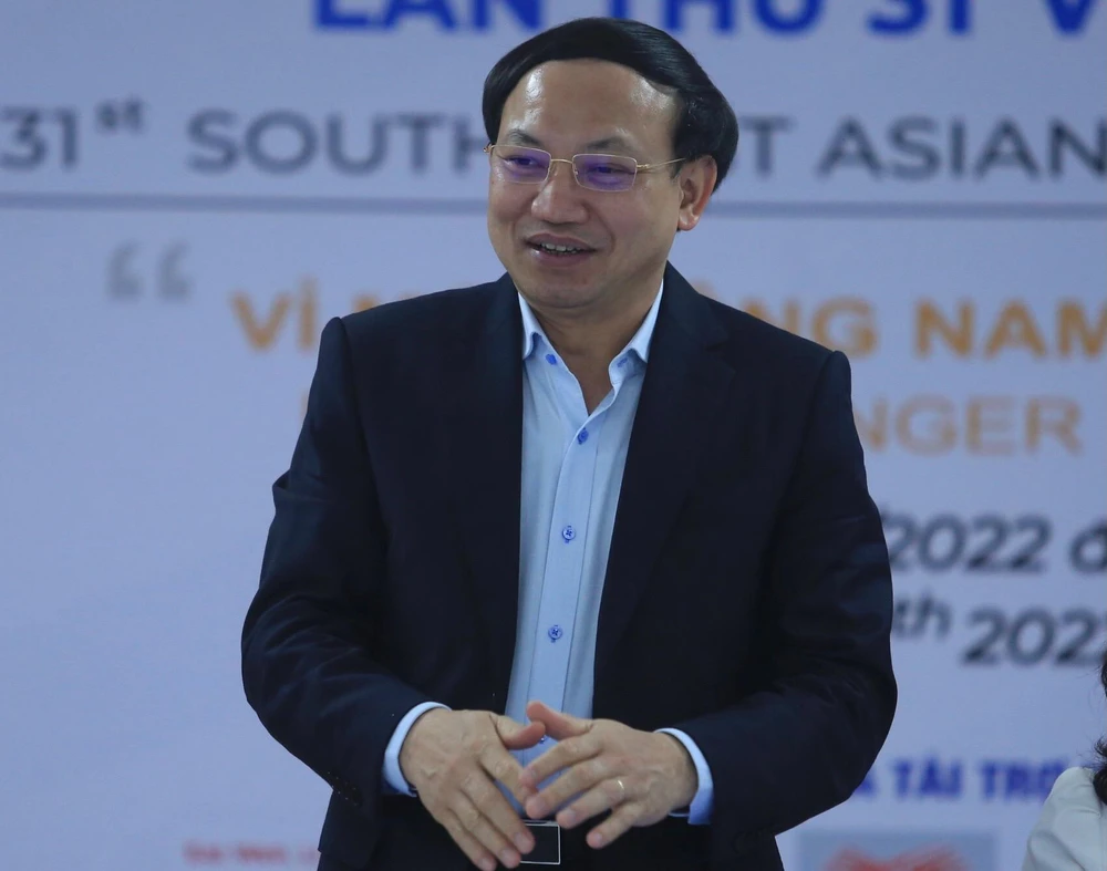 Bí thư tỉnh ủy Quảng Ninh Nguyễn Xuân Ký chúc mừng thành tích của tuyển nữ Việt Nam. ẢNH: THANH XUÂN - VFF