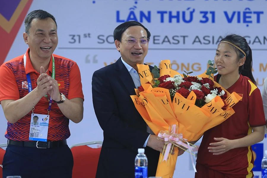 Ông Nguyễn Xuân Ký tặng hoa chúc mừng và thay mặt tỉnh Quảng Ninh thưởng nóng cho tuyển nữ 200 triệu đồng. ẢNH: THANH XUÂN - VFF