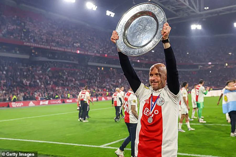 Erik Ten Hag nâng cáo chiếc cúp vô địch Hà Lan. ẢNH: GETTY Erik Ten Hag nâng cáo chiếc cúp vô địch Hà Lan. ẢNH: GETTY