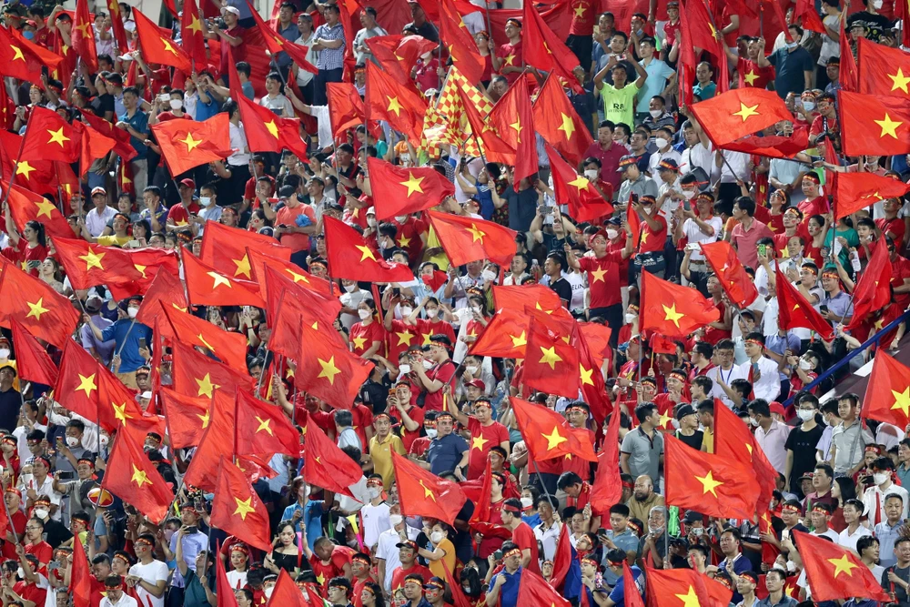 Cờ đỏ sao vàng nhuộm đỏ sân Việt Trì. ẢNH: ANH PHƯƠNG