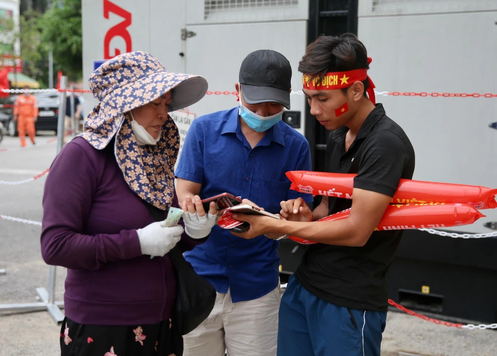 Những trận đấu nóng như thế này luôn có vé chợ đen. ẢNH: ANH DUY