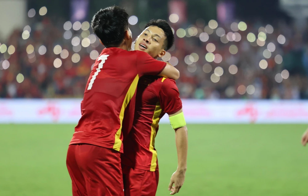 Niềm vui vỡ òa của Hùng Dũng và các cầu thủ U-23 Việt Nam. ẢNH: ANH PHƯƠNG