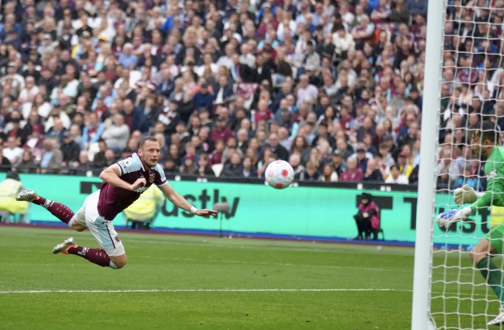 Vladimir Coufal có pha đánh đầu đốt đền đầy đáng tiếc. ẢNH: SUN SPORTS