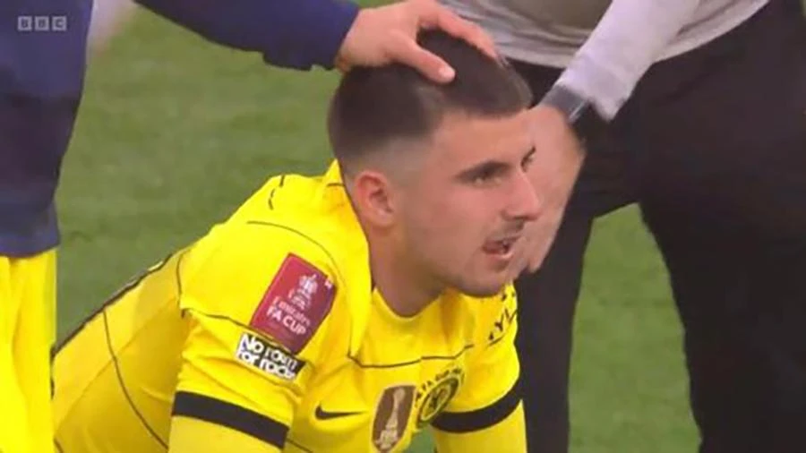 Nỗi buồn của Mason Mount khi anh sút hỏng quả pen quyết định khiến Chelsea thua Liverpool trong trận chung kết FA Cup. ẢNH: MIRROR