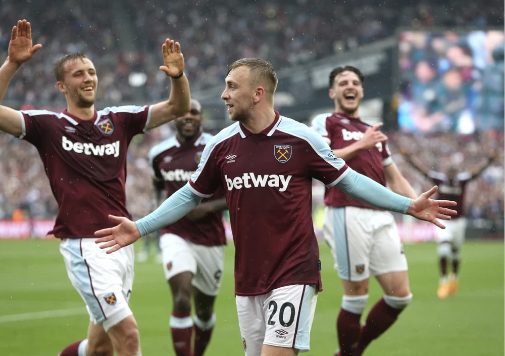 Bowen lập cú đúp trong hiệp 1 vào lưới Man City. ẢNH: SUN SPORTS