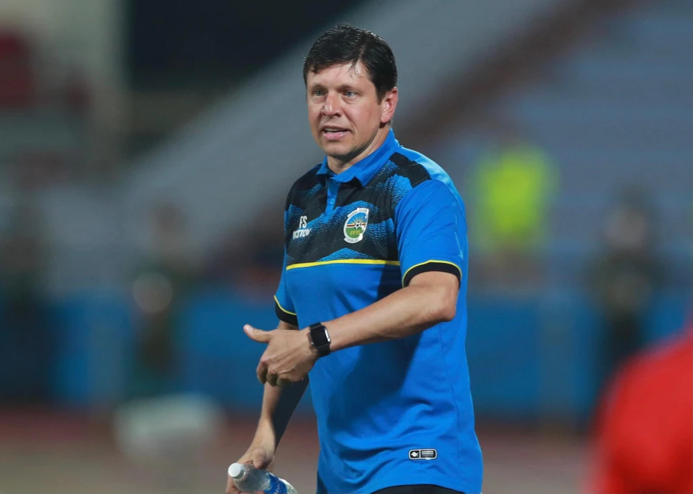 HLV Fabio Joaquim Maciel Da Silva của Đông Timor chỉ đạo các học trò trong trận đấu với U-23 Việt Nam. ẢNH: ANH DUY