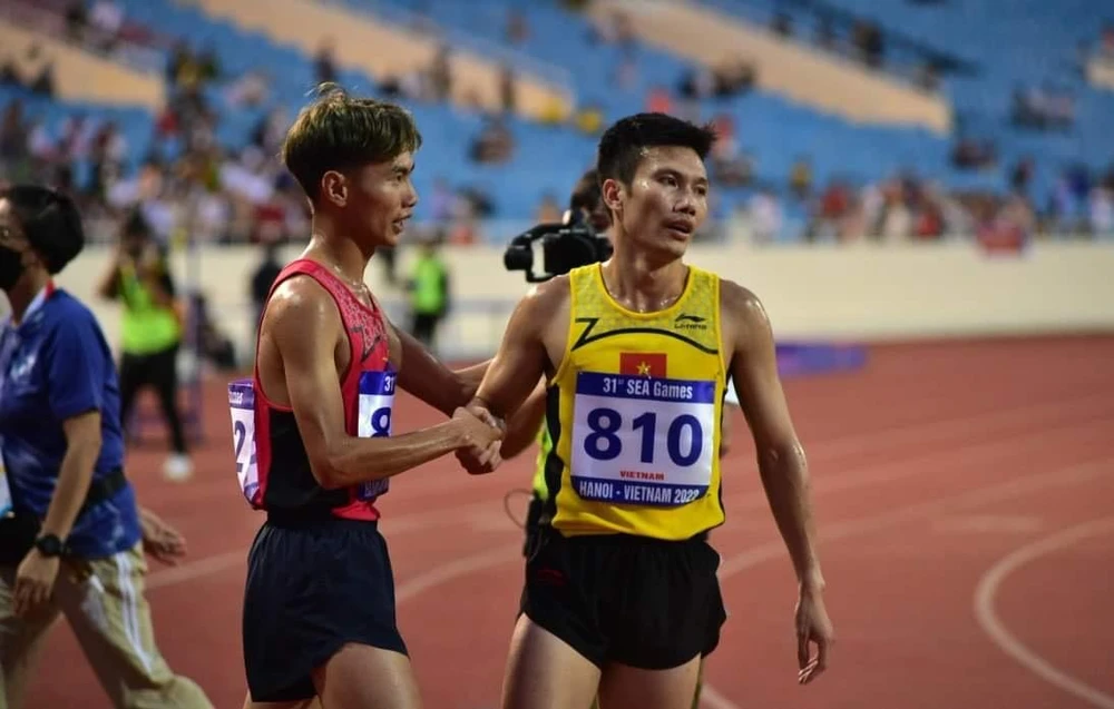 Lê Tiến Long về nhất ở nội dung 3.000 m vượt chướng ngại vật. Cán đích thứ 2 cũng là VĐV Việt Nam, Đỗ Quốc Luật.